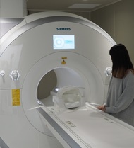 医情報学科保有の3T MRIを用いた実験の様子。学生自身が装置を操作して画像を取得します。