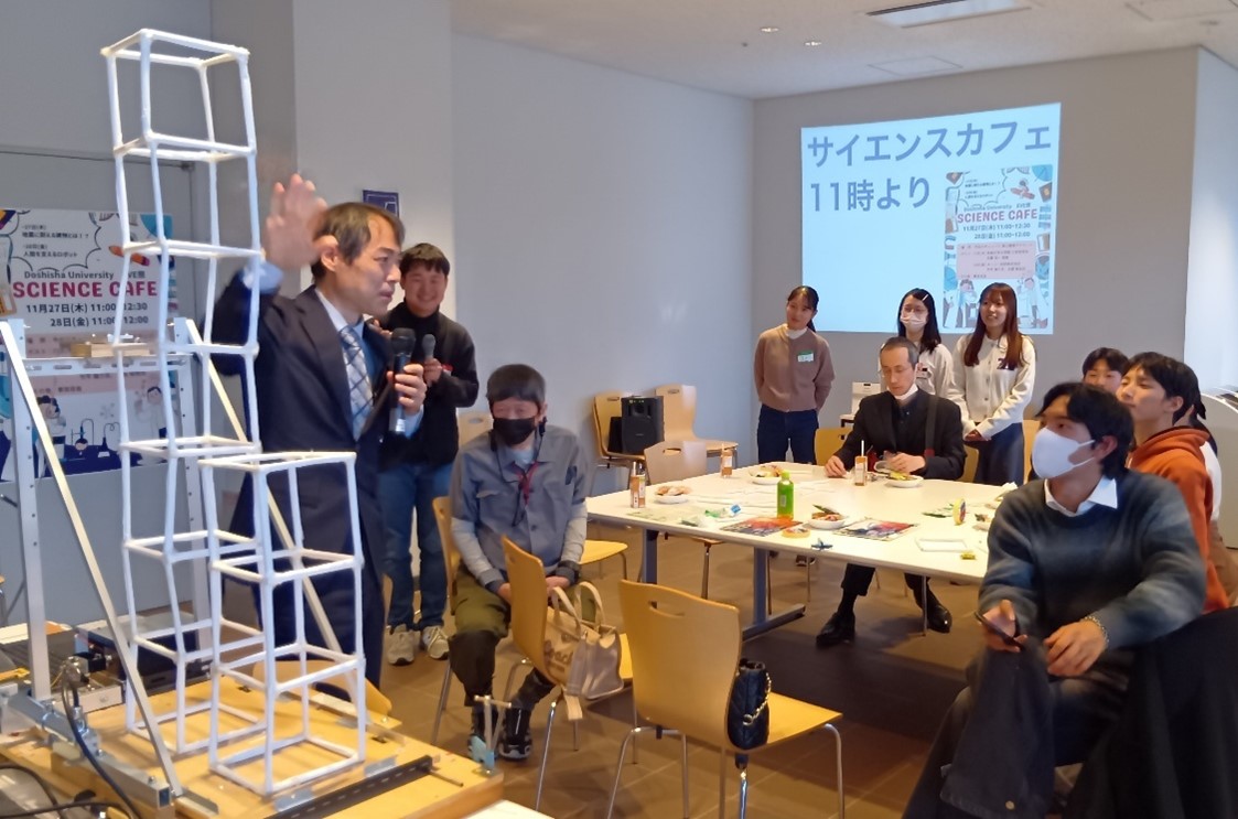 履修学生チームが「サイエンスカフェ」に初挑戦！【佐藤先生】 (120737)
