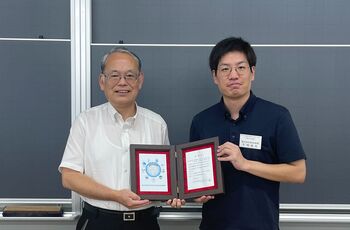 生命医科学研究科 医工学・医情報学専攻修了 長谷川雄大さん、生命医科学研究科 医工学・医情報学専攻修了 手嶋優風さん、理工学部 土屋隆生教授、生命医科学部 飛龍志津子教授らがJAMSTEC中西賞を受賞しました。
